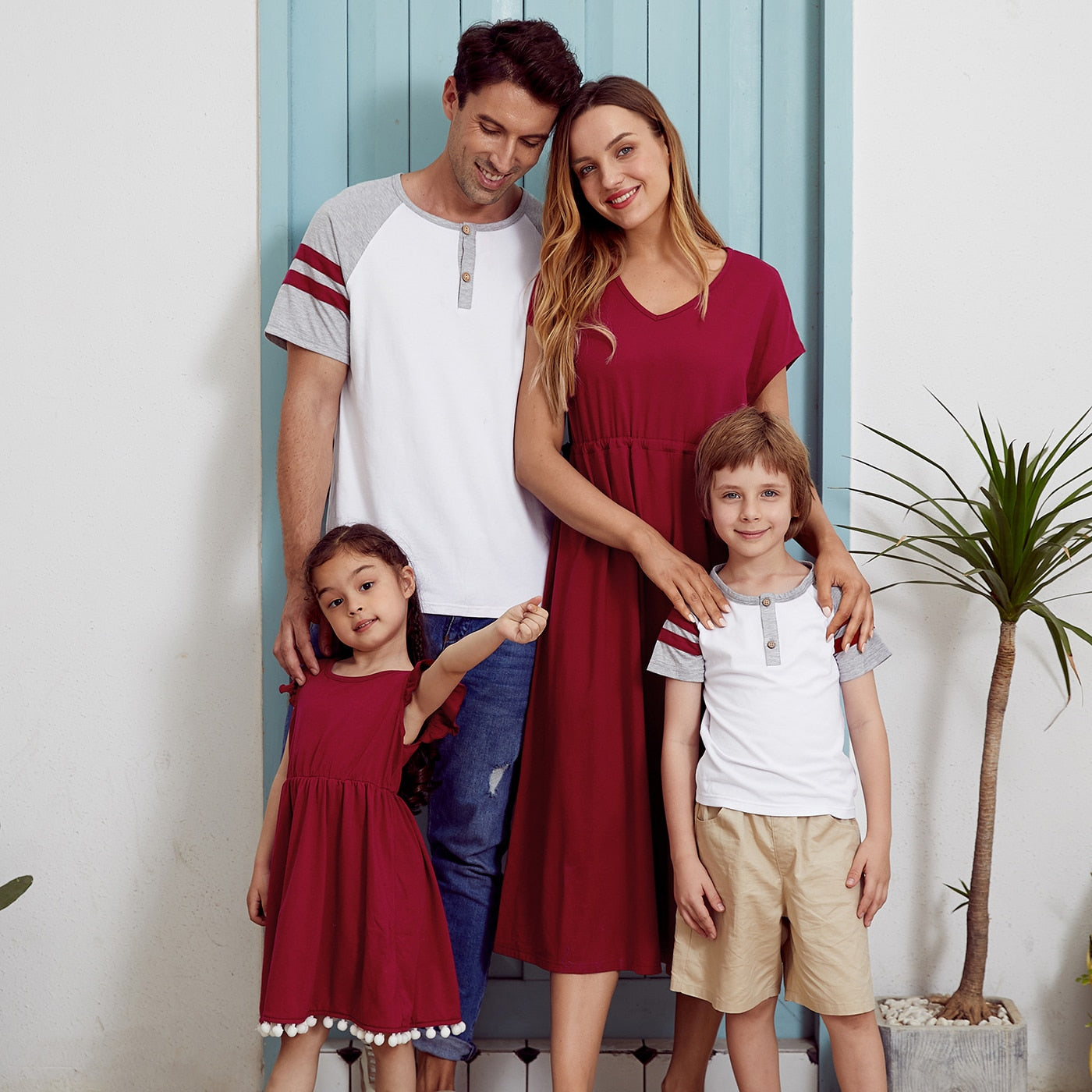 PatPat, recién llegado, conjuntos de series rojas y blancas a juego con mosaicos familiares (vestidos con cuello en V, camisetas, mamelucos)